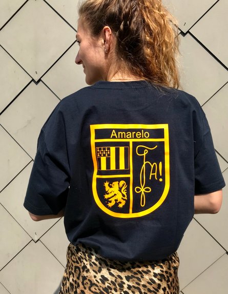 T-shirten met shild op de rug voor club Amarelo bedrukt